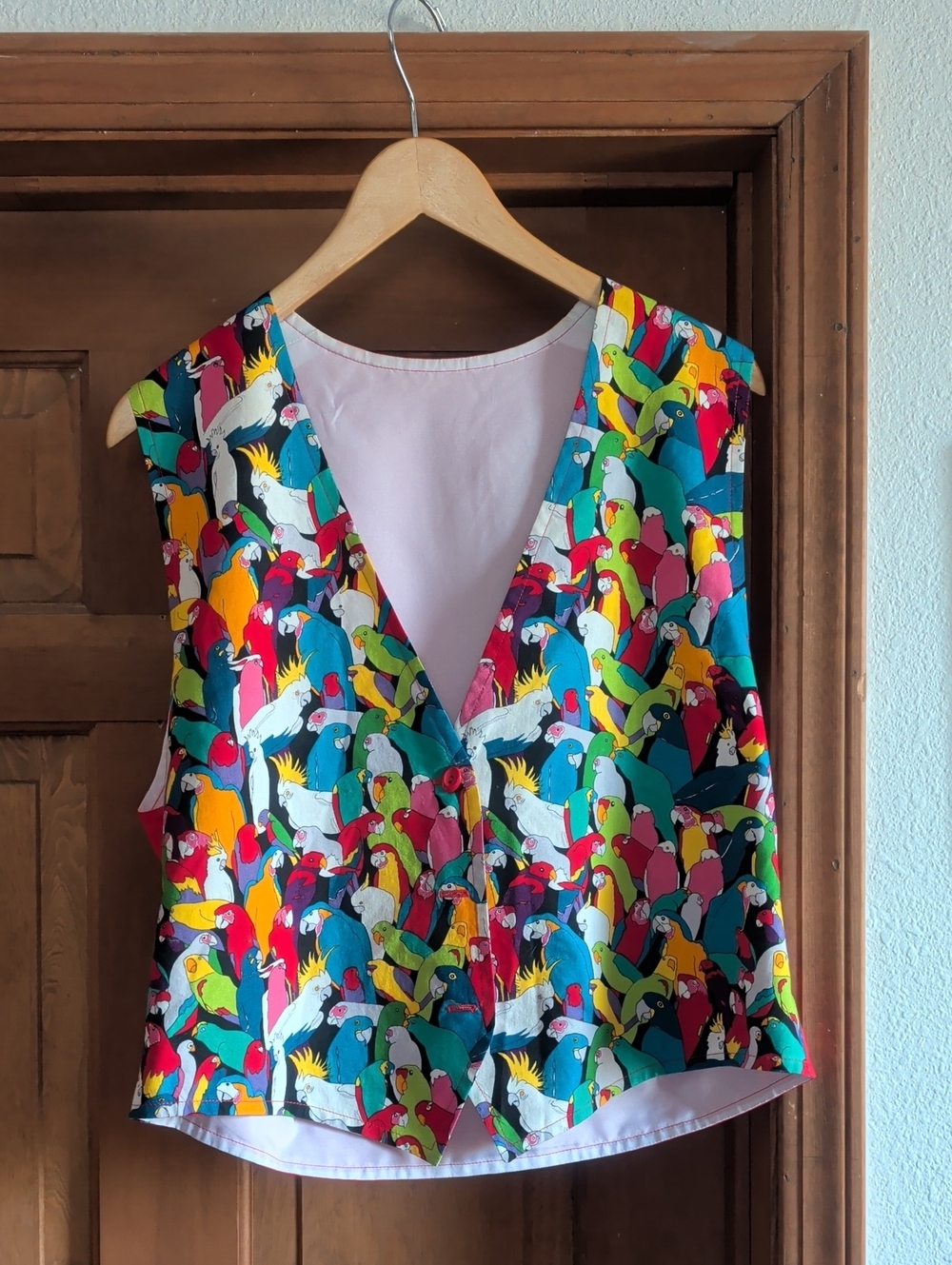 VINTAGE Women's Parrot-Print V-Neck Vest - Multicolor